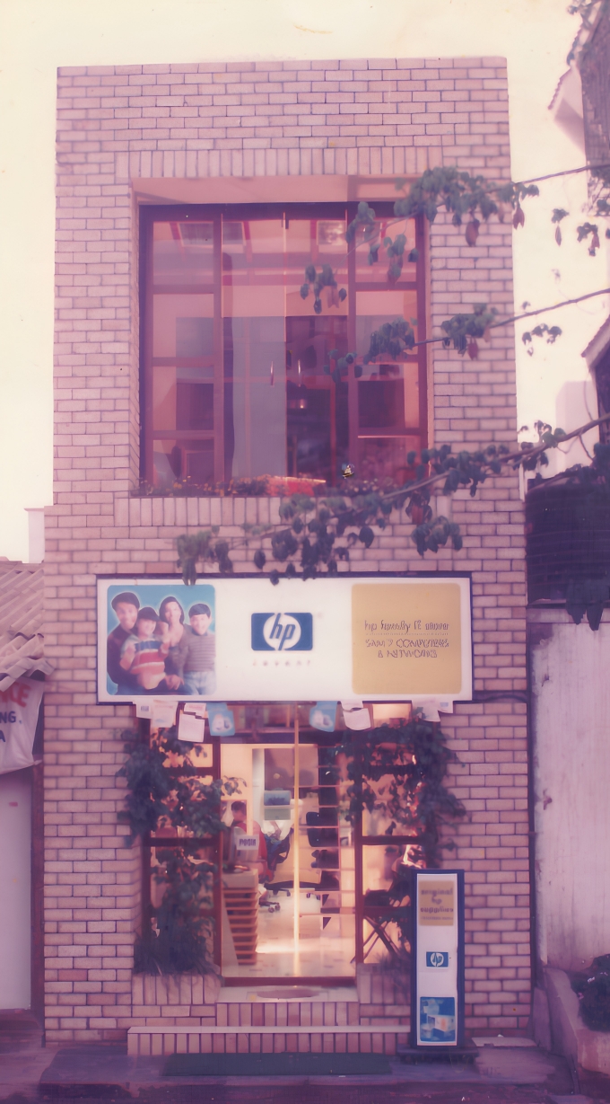 The original SAM7 Computers & Networks office and HP showroom in Mumbai.